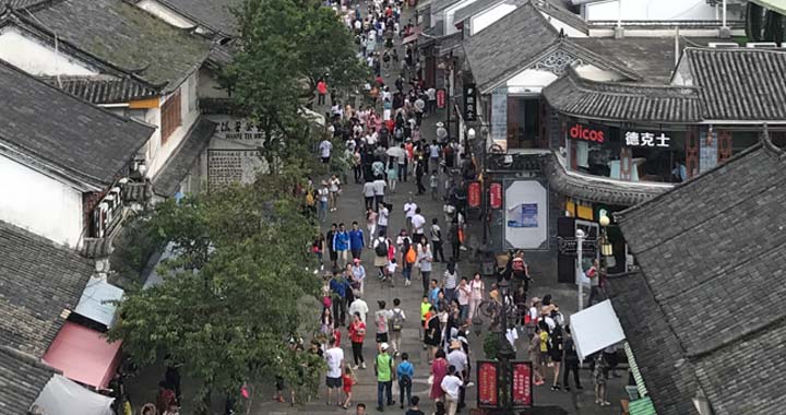 Crowds on the streets of Dali Old Town